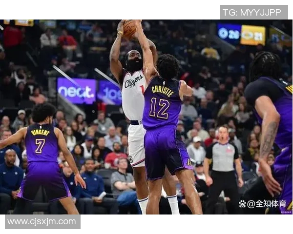 湖人快船激战四月春季对决球迷见证洛城德比精彩瞬间 湖人快船激战四月春季对决球迷见证洛城德比精彩瞬间